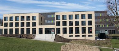 die neue wohnanlage des akafö vor dem hintergrund des campus der hochschule bochum, standort heiligenhaus