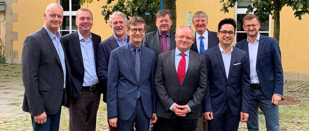 die geschäftsführer der studierendenwerke nrw und der referent der arbeitsgemeisnchaft posieren für ein gruppenbild