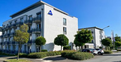 Das Verwaltungsgebäude des Studierendenwerks Paderborn ist zu sehen. Ein grau-weißer Bau mit Flachdach und Balkonen.