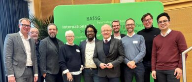 10 personen posieren vor einem banner des deutschen studierendenwerks und lächeln in die kamera